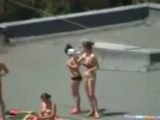 Nxehtë në trot bitches tanning në the roof