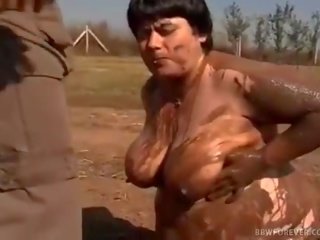 Farmer fucks mud covered tyňkyja