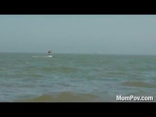 Mollig teef milf bij de strand