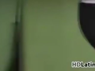 Videnje hlačke skozi ji legice