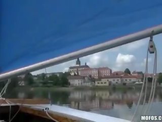 Kikkis brünett daam täidetud edasi laev