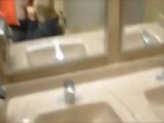 Seks / persetubuhan yang memikat si rambut perang divinity dalam yang awam wc