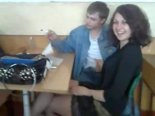 Kolledž young female giving el bilen işlemek in a klass movie