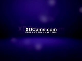 젊은 여성 clamps 가슴 과 수음