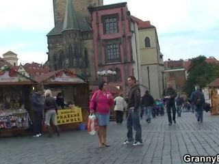 Garry turist jumps on johnson