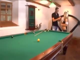 Vyhublý pokojská má špinavý klip v síťované punčochy a boty