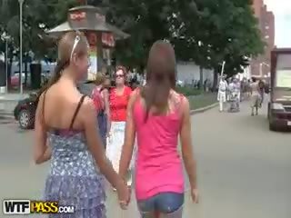 Du provokuojantis merginos į puikus lauke šūdas