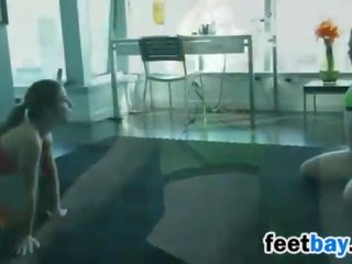 Očarljivo dekleta rokoborba medtem nag