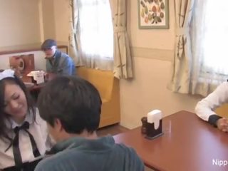 可爱 亚洲人 小姐 给 双 口交