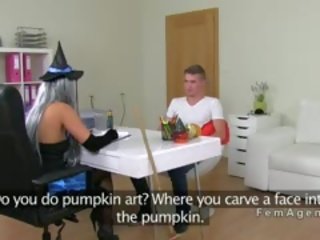 Amatore tip fucks femër agjent në witch kostum