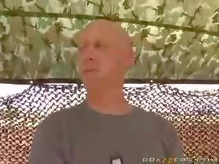 Haýran galdyryjy uly emjekli brunet alkaş choosing a big schoolboy to fuck her amjagaz good