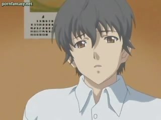 Apdullinātas hentai rubs loceklis ar viņai krūtis