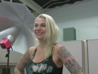 하드 코어 풋내기 활동 와 절묘한 tatooed 모델
