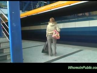 Mladý pár zkurvenej na the autobus stanice