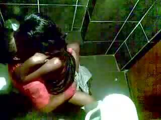 Mabuk hitam perempuan fucked dalam yang malam kelab tandas semasa yang majlis filem