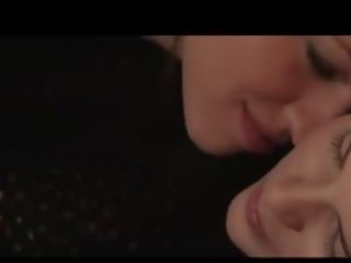 Krásný lesbička babes kouření každý další