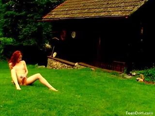 두드러진 비탄 운지법 그녀의 고양이 옥외 에 그만큼 lawn