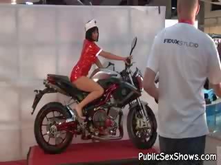 Luscious uly emjekli brunet dressed like şepagat uýasy poza durmak on bike at striptiz movie