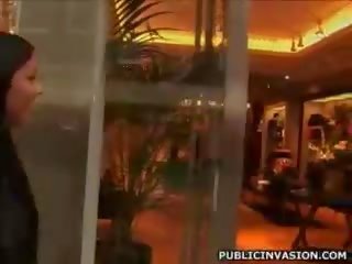 Maganda madilim buhok sweetheart sa itim gstring makakakuha ng ipinako sa publiko