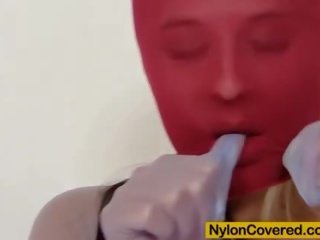 Grand blondinka red spandeks maska on her ýüz