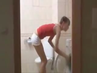 Bratr a sestra v toilette