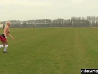 Klub seventeen: lesbian football babes kurang ajar