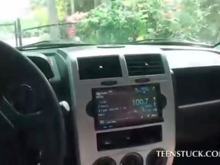 Blondīne hitchhiker rubs un ēdamais liels biedrs