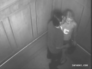 Coppia avere porno in ascensore forgot là è un macchina fotografica