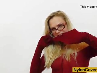 Ginintuan ang buhok dildoing mismo sa damit na pitis