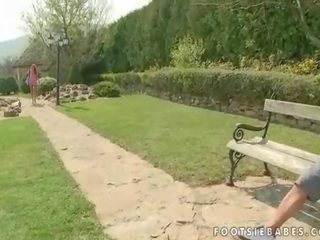 Cindy naděje mající footsie zábava venkovní