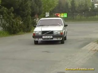 Blondýnka němec je v prdeli v auto washing