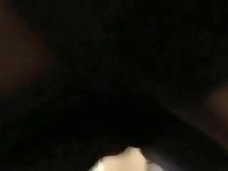 Gjoksmadhe amatore fucked në divan