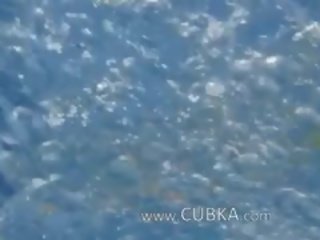 Sott’acqua spogliarello di affascinante poppe