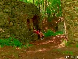 Dospívající špinavý film scéna uvnitř the lesní