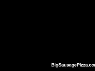 Rozkošný bruneta dělá výstřik a titsjob pro pizza chlápek s pizza na