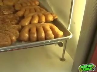 Kaakit-akit ginintuan ang buhok tinedyer sa pula thongs pakikipagtalik para a maliit amount ng pera