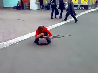 Peýan ors young woman siýmek in streets