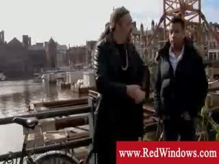 Amsterdam turist meets with pimp to get prostitutka