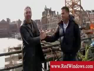Amsterdam turist meets with pimp to get prostitutka
