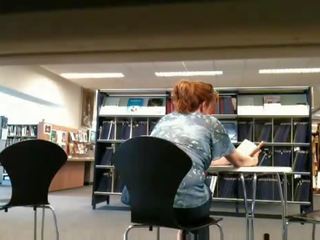 Lemak pengait flashing in publik library