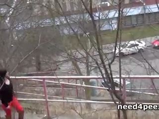 Najstnice rjavolaska dares da sprejmejo a urin v snow