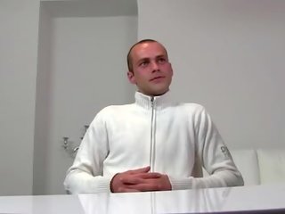 Uly emjekli betje eje jerks phallus during kino düşmek