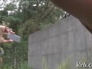 Publisks pazemošana par a sekss video pievilcīgs eskorts