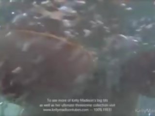 Kelly madison je ji masiven prsi pod vodo