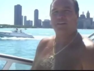 Jemagat öňünde ulylar uçin clip on a gämi