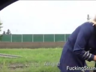 쾌적한 스튜어디스 christen 코트니 hitchhikes 과 잤어요