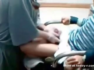 Perawat giving bukkake to invalid dude