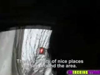 Brunete un sīka auguma hitchhiker lanka guerlin izpaužas hammered
