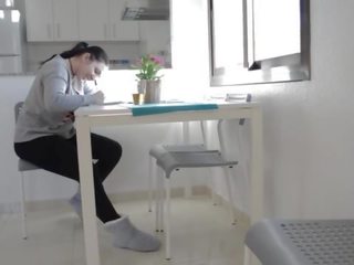 Ogromno par fukanje v na kuhinja medtem igranje na to iv