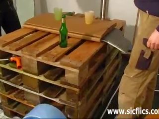 Başlangyç aýaly fisted by two builders